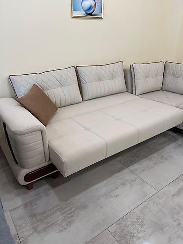 Divanlar: Ağ rəngdə, L formalı künc divan. Parça ilə üzlənmiş bu divan, yastıqlı — 5