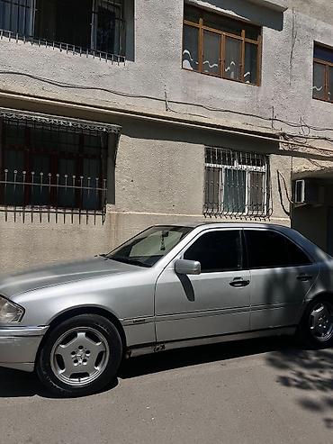 Mercedes-Benz C-Sinif (W202) sedan - Kuzov: 4 qapılı sedan, gümüşü