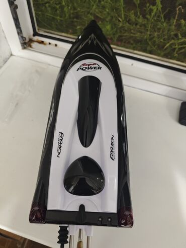 Digər idman və istirahət malları: Pultla işləyən gəmi 35km/saat sürətlə hərəkət edir. Tərs çevrildikde — 10