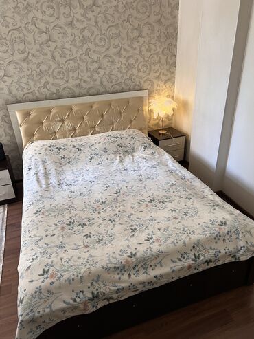 Двуспальные кровати: Продам двуспальную кровать с мягким изголовьем Кровать в хорошем