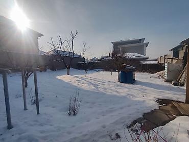 Продажа коттеджей и домов: Продается дом. Фасад здания утеплен и выполнен в ярком оттенке, что — 8