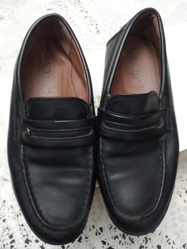 Uşaq ayaqqabıları: Makasinlər qara rəngdə .Hər biri 9man.32,31və27 razmerlər — 5