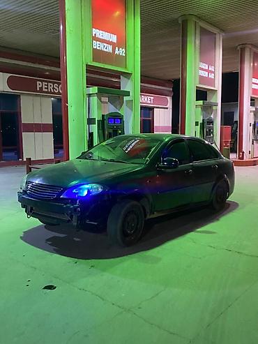 s class fara: Tünd rəngli sedan tipli avtomobil. Avtomobilin salonu göy rəngli — 2