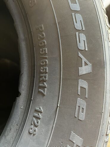 шины для джипов: Всесезонная шина с маркировкой P265/65R17 112S, разработанная для