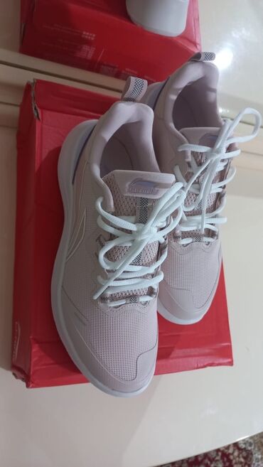 спортивные обуви: Срочно продается новый LI-NING женский кроссовки оригинал, размер 38