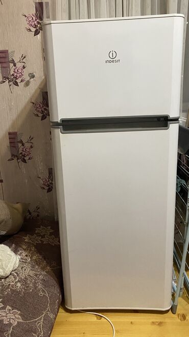 Холодильники: Б/у 2 двери Indesit Холодильник Продажа, цвет - Белый