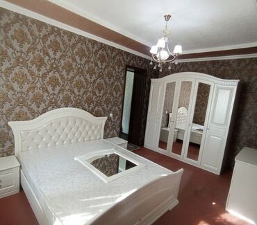 Мебель: Спальный гарнитур, Двуспальная кровать, Шкаф, Матрас, цвет - Белый, Б/у