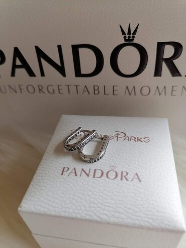 Minđuše: Pandora minđuše
Dobija se u kutijici
Cena:2100din — 13