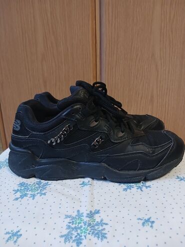 спортивные женские кофты: Кроссовкалар, 38, New Balance, Колдонулган, түсү - Кара, Акысыз жеткирүү