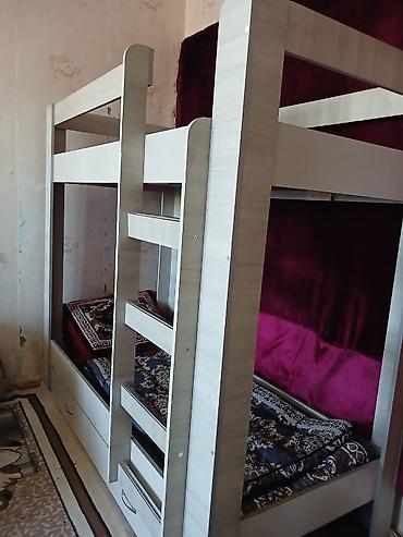 bunk bed: Двухъярусная кровать из ЛДСП светлого оттенка. - Компоновка: нижний и — 6