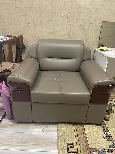 кресло комп: Кресло из экокожи, цвет — тёплый серо-бежевый (taupe). Массивные — 2