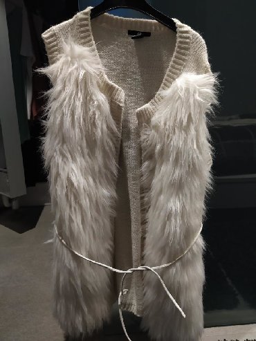 Προσωπικά αντικείμενα: Gillet HM fur γούνινο αμανικο γιλέκο και γούνα μπροστά και πίσω πλεκτή