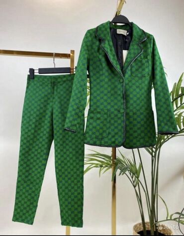 верхняя одежда женская: Костюм M (EU 38), цвет - Зеленый