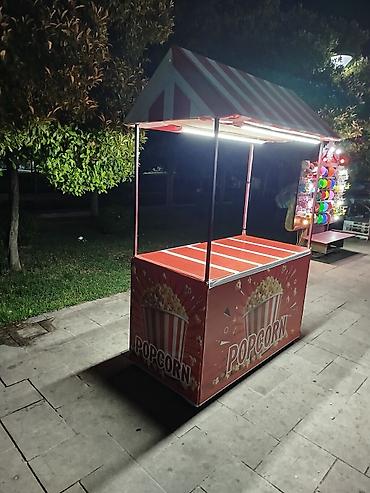 səyyar satıcı: Popkorn satışı üçün səyyar köşk - Dizayn: Qırmızı-ağ zolaqlı tent — 1