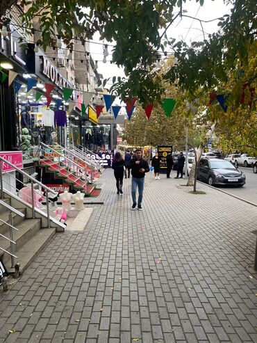 telefon mağazası: Ecemi metrosu üzü yeganeye çıxşda poiom parkla üz üze telfon maqazinin