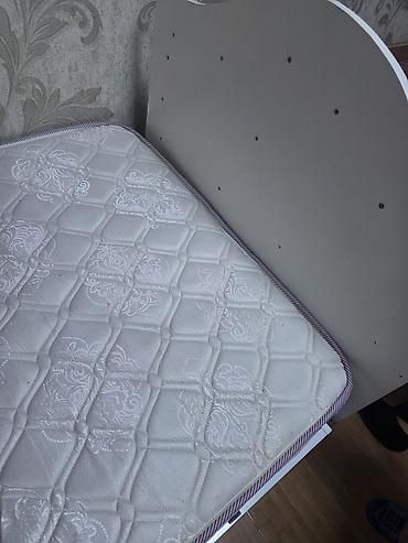 Çarpayılar: Tək nəfərlik çarpayı və döşək dəsti - Ölçü: təxmini 90x200 sm (tək — 3