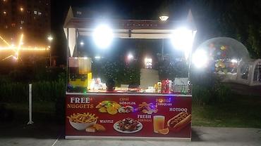 Fast food satışı üçün nəzərdə tutulmuş araba. Arabanın üzərindəki