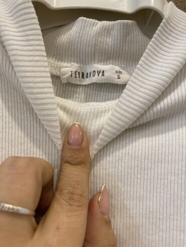 Dəstlər, kostyumlar: Qadın geyimləri 3 azn her biri 1) Açıq boz rəngli qısaqol bluz: - — 6