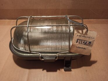 Rasveta: Tri zidne-plafonske lampe (tzv. brodske armature). Sve tri su — 10