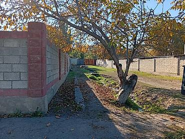 Продажа коттеджей и домов: Уй сатылат 📍кемин орловка шаарында участак 12 сотый чон Уй 4 комната — 25