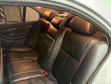 Другие детали салона: BMW — интерьер бизнес-класса с классическим оформлением и богатыми — 8