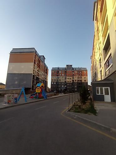 Uzunmüddətli kirayə mənzillər: Bina Xırdalanda riyadın arxasında(Jasmin Parkda)yerləşir.Mənzildə — 1