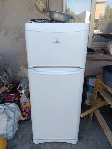 электросамокаты: Холодильник Indesit, классическая двухкамерная модель с верхней