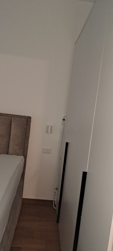 Kreveti: Ugradni TV panel sa dekorativnim lamelama + tapacirani francuski ležaj — 9