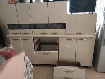 mətbəx mebeli üçün mərmər: Ağ rəngli mətbəx dolabı dəsti. Dəstə iki fərqli ölçüdə divar