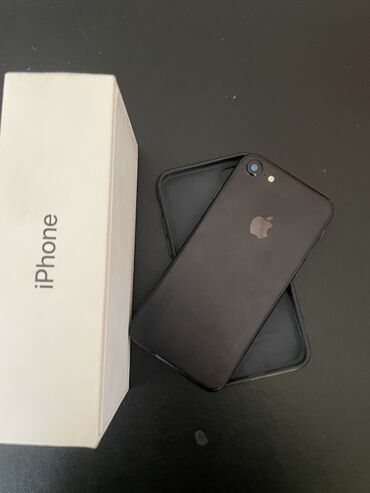 Apple iPhone: IPhone 7, Б/у, 32 ГБ, Jet Black, Защитное стекло, Чехол, Кабель