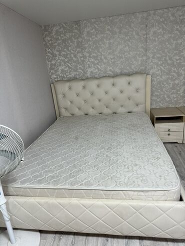 Спальные гарнитуры: Спальный гарнитур в классическом стиле, цвет айвори. Состав: - — 6