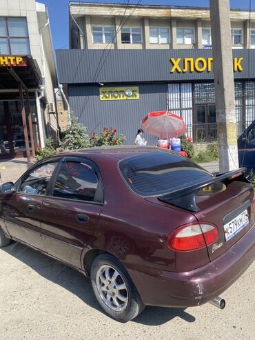 деу нексия 1: Автомобиль Daewoo Lanos в кузове седан, выполненный в темно-бордовом
