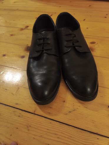 Ayaqqabılar: Qara rəngdə olan dəri kişi ayaqqabıları. Dəbli dizaynı ilə həm rəsmi — 4