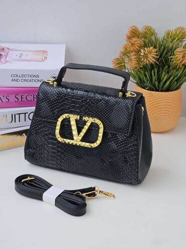 cristian dior torba: 🎀 VALENTINO 🎀

Cena 2.800 din