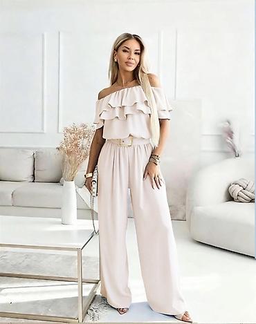 twilly hermes: Ženski elegantni kombinezon sa volanima na ramenima
2700 din
S M L — 2