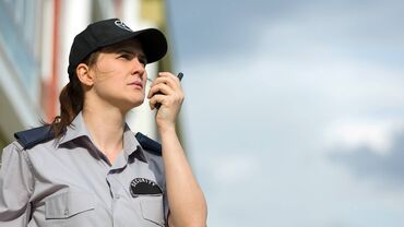 сотрудник охраны: Требуется сотрудница на должность охранника (досмотр). График работы