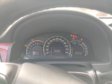 disk teker satisi: Toyota Camry – ağ rəng, sedandır. Şəhərdaxili və magistral yollarda — 6