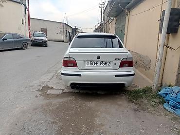 BMW: BMW 5 Series (E39) sedan – ağ rəngdə, M-paket vizual üslubunda — 2
