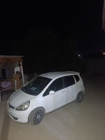 хонда шаран: Компактный пятидверный хэтчбек белого цвета. Основные особенности: -