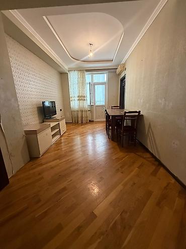 makler evleri: 3 otaqlı, Yeni tikili, 73 kv. m — 1