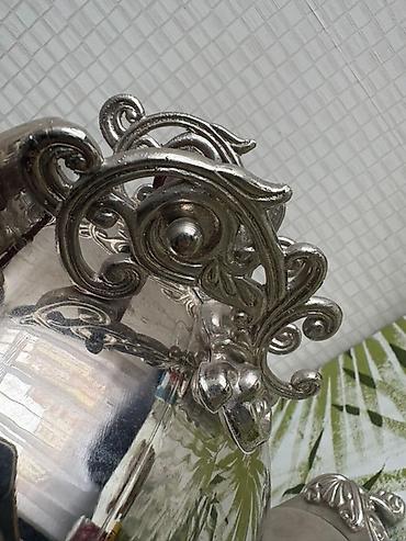 Qədim samovarlar: Klassik rus samovarı – dekorativ naxışlı metal gövdə və möhkəm ayaqlıq — 7