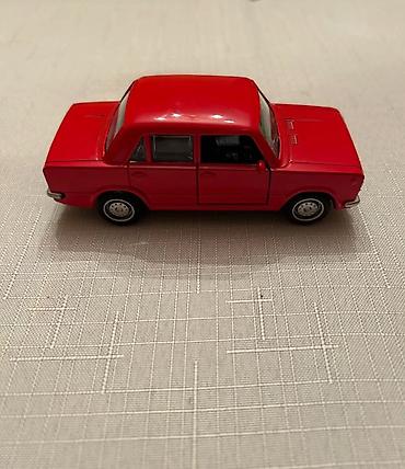 Oyuncaq nəqliyyat: Qırmızı klassik sedan oyuncaq avtomobil maketi - Material: metal — 5