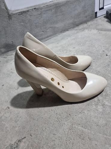 setkali ayaqqabi: Bej rəngli qadın tuflisi - Model: Klassik “pumps” - Material: Parlaq — 1