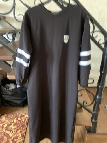 платье s m: Платье чёрное,длинное,с карманами,осеннее,размер 44- 46,цена- 200 сом