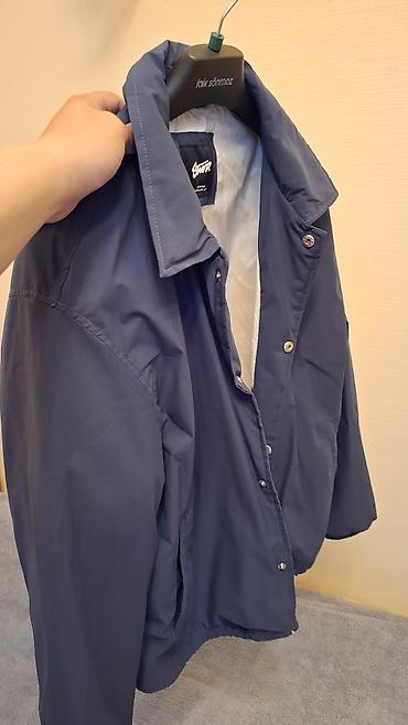 Kişi geyimləri: Pull bear Unisex yüngül küləkkeş – tünd mavı rəngdə - Model: klassik — 1
