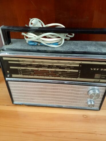 Səs gücləndiriciləri: Portativ, vintage radio qəbuledici. Metal torlu, ön panelində tezlik