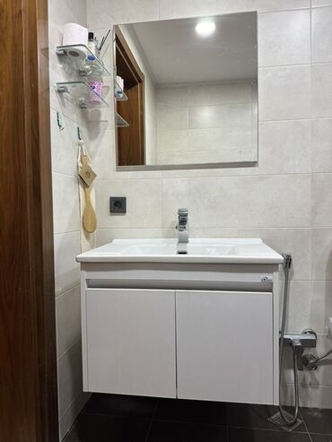 Çanaqlar, tülpanlar: Ağ rəngli, iki qapılı, asma tualet dolabı. Dolabın üstündə ağ rəngli