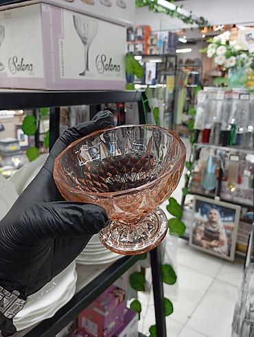 Стеклянная креманка/порционная пиала на ножке, цвет розовое стекло. -