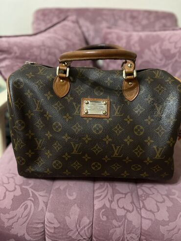 haljinica braon boja: Louis Vuitton speedy. Torba je kozna, nosena je, ali relativno lepo