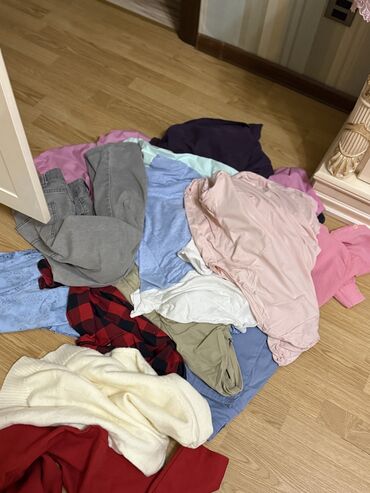 Köynəklər: Kişi köynəkləri,rubaşkaları S razmer,şalvarlar 34 razmerdilər.33 — 13